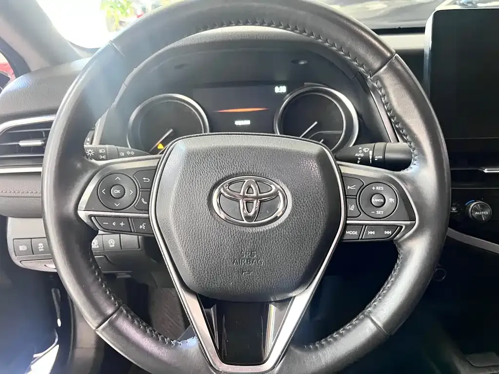 Toyota Camry — фото 9