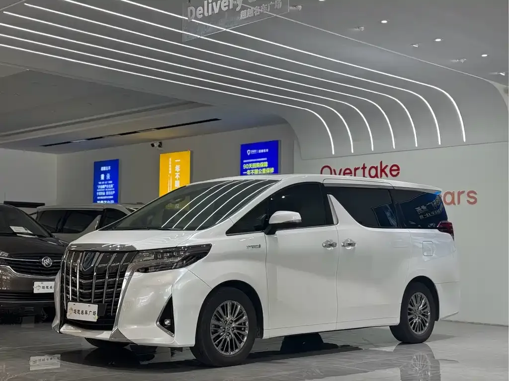 Toyota Alphard — фото 1