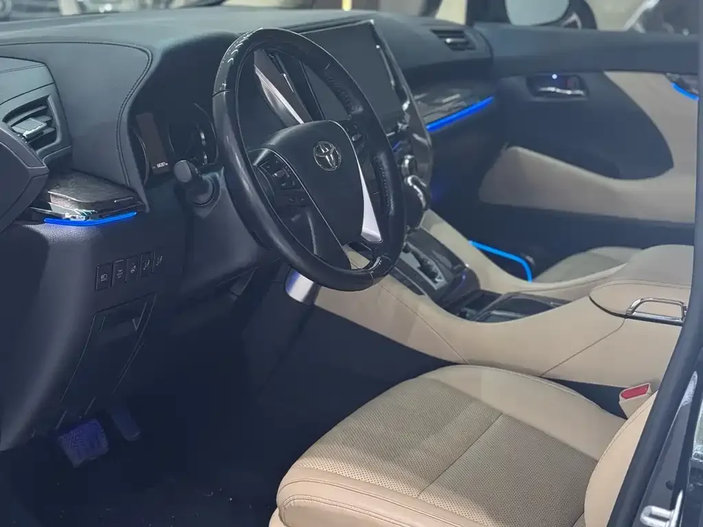 Toyota Alphard — фото 2