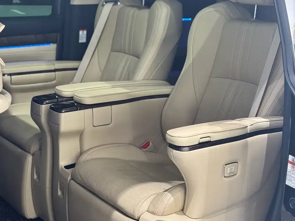 Toyota Alphard — фото 4