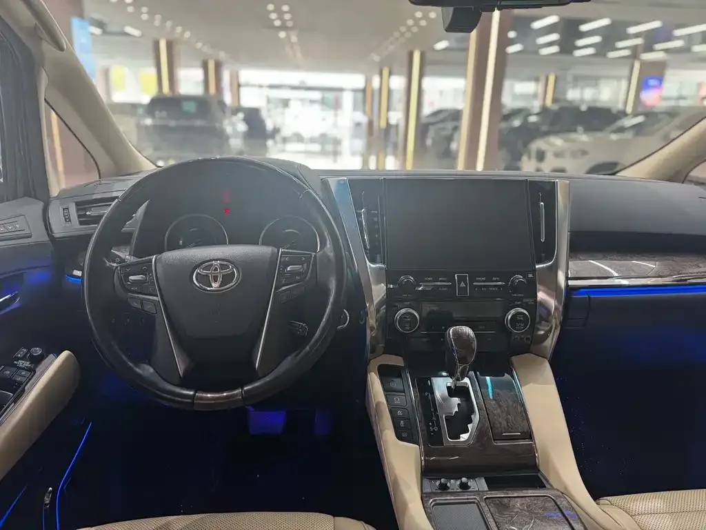 Toyota Alphard — фото 5