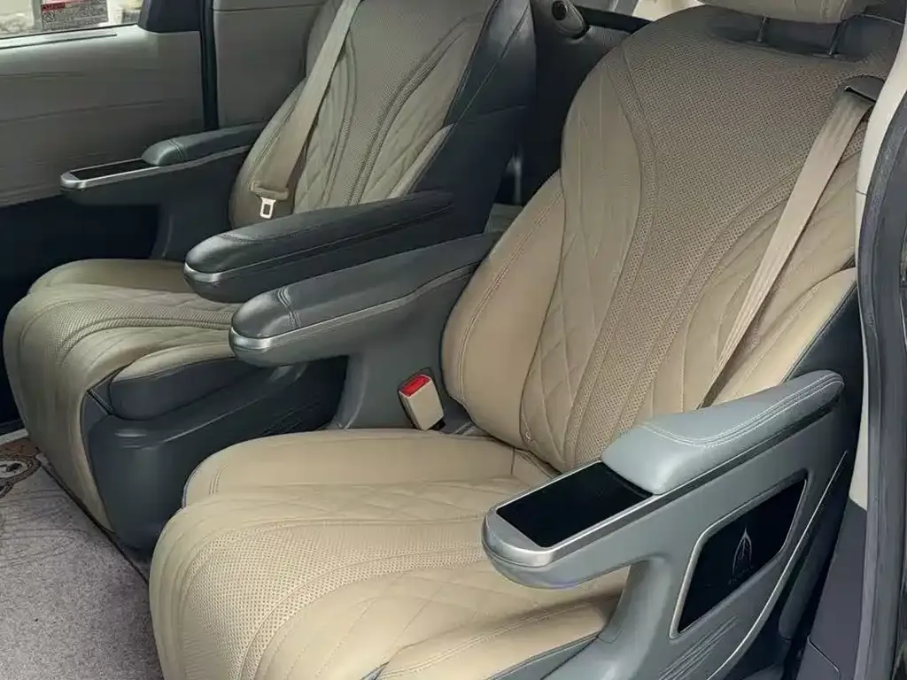 Toyota Sienna — фото 4