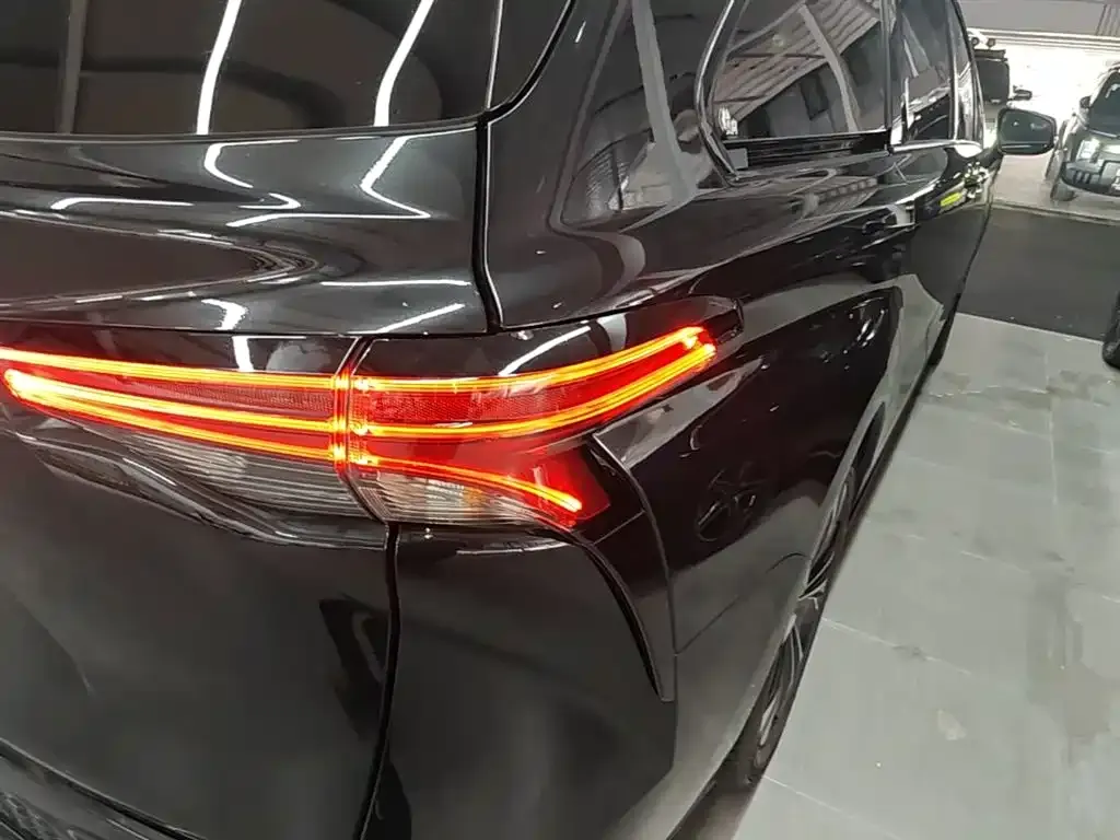 Toyota Granvia — фото 8