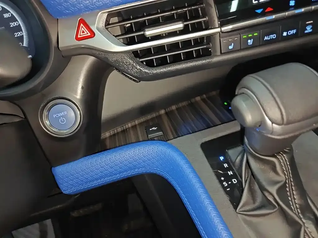 Toyota Granvia — фото 2
