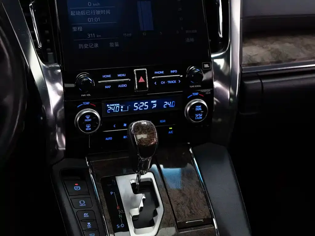 Toyota Alphard — фото 4