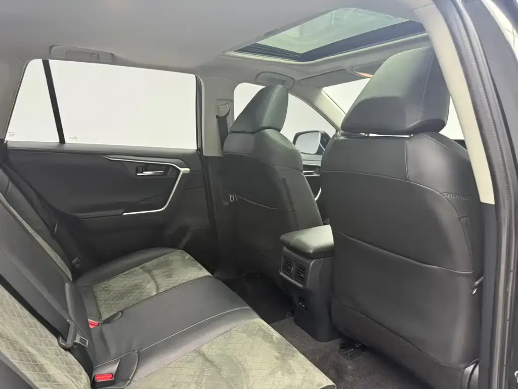 Toyota RAV4 — фото 3