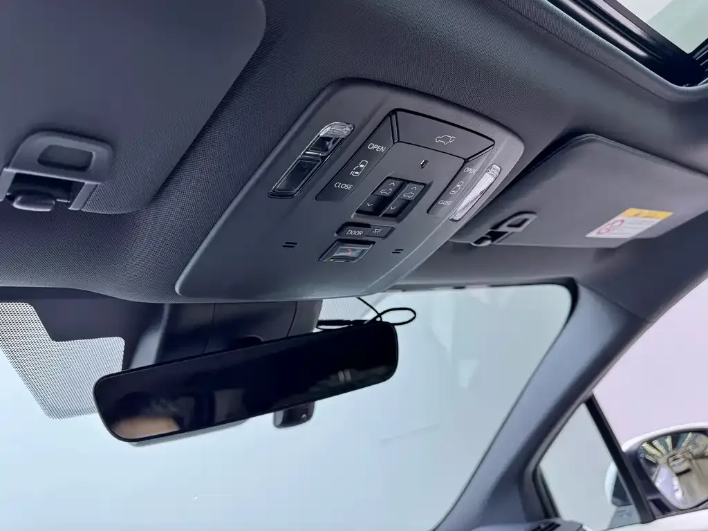 Toyota Sienna — фото 8