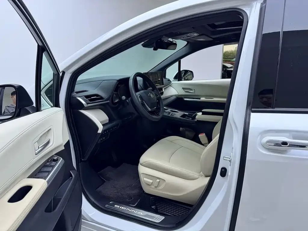 Toyota Sienna — фото 7