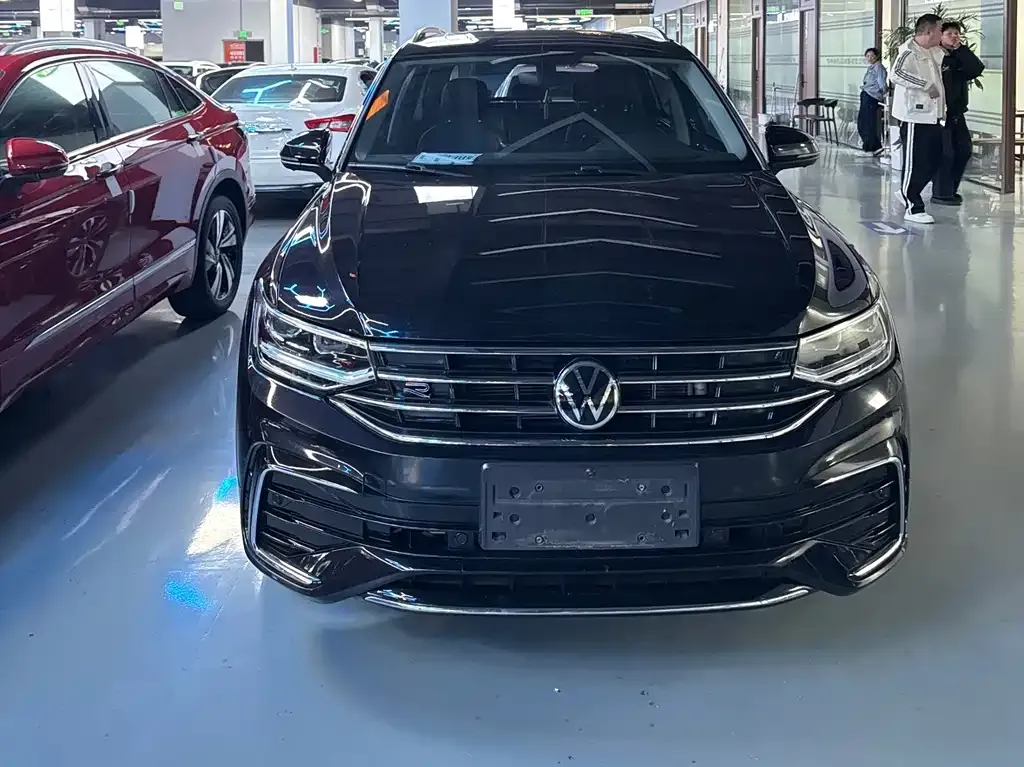 Volkswagen Tiguan L — фото 1