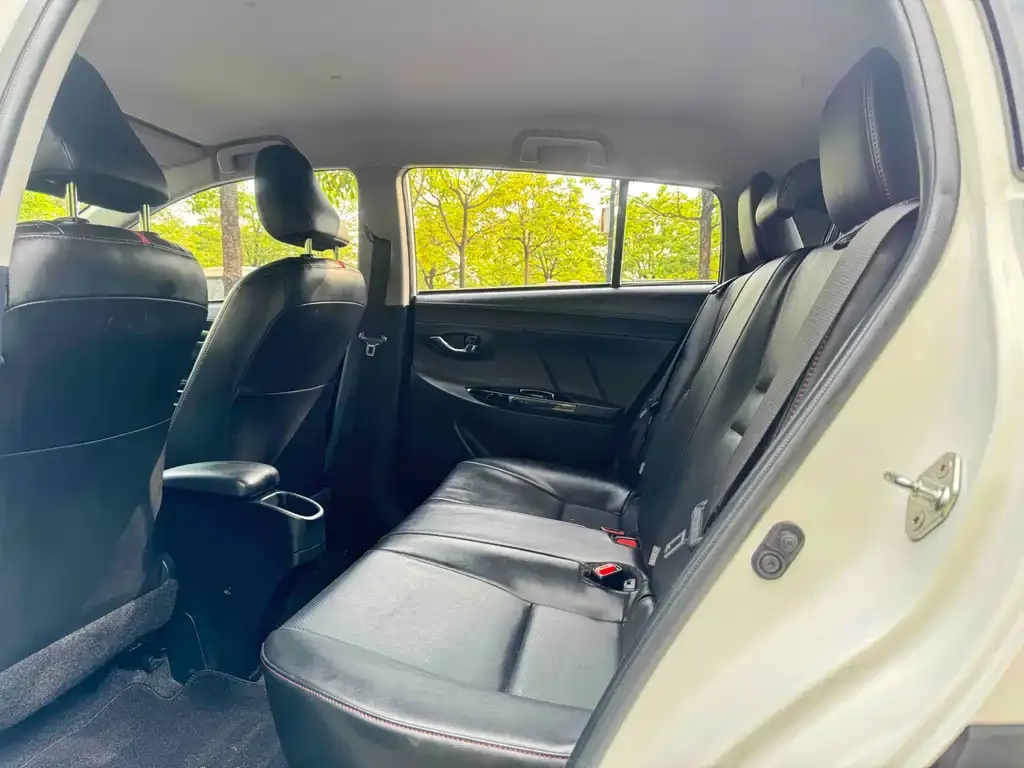 Toyota Yaris L — фото 2