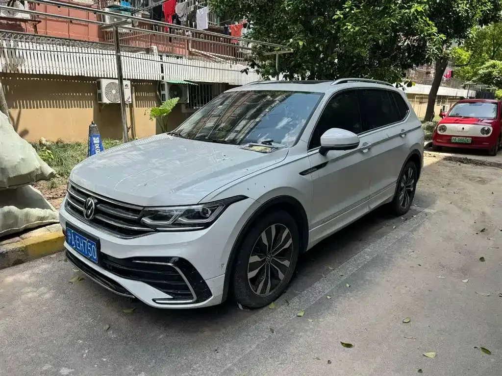 Volkswagen Tiguan L — фото 1
