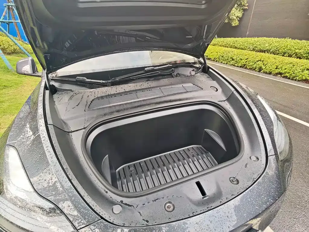 Tesla Model Y — фото 10