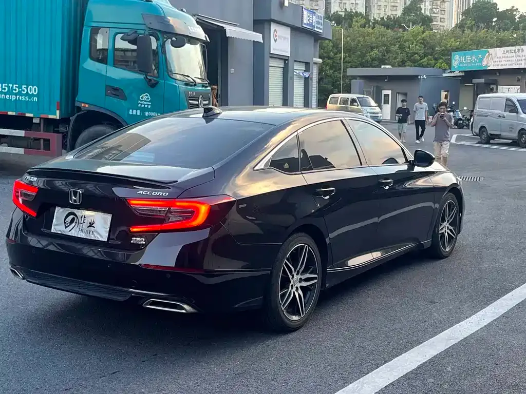 Honda Accord — фото 8