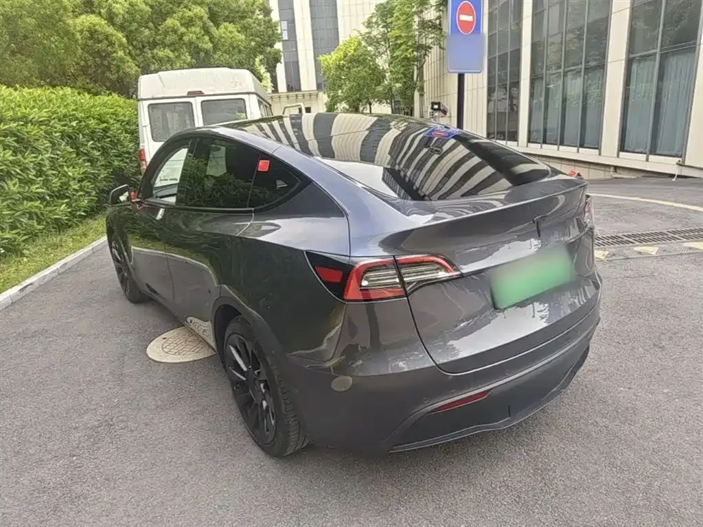 Tesla Model Y — фото 10
