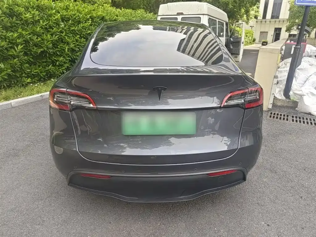 Tesla Model Y — фото 8