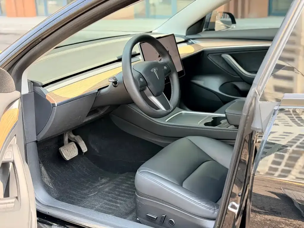 Tesla Model 3 — фото 10