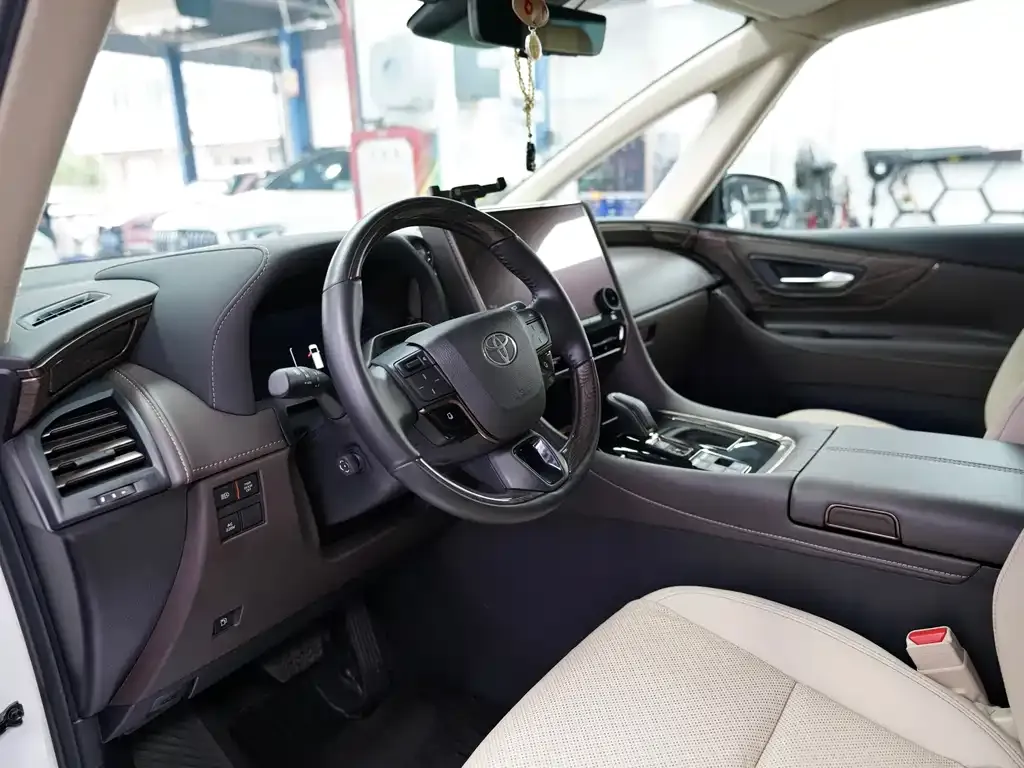 Toyota Alphard — фото 2