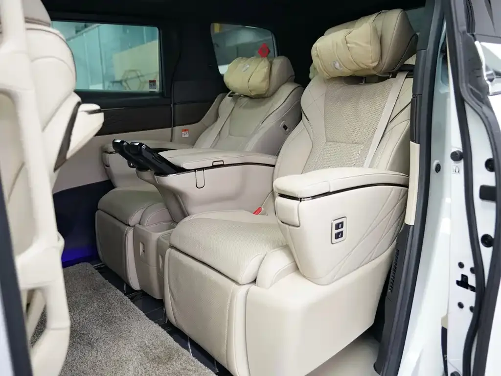 Toyota Alphard — фото 4