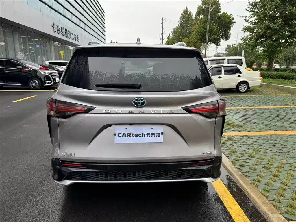 Toyota Granvia — фото 8