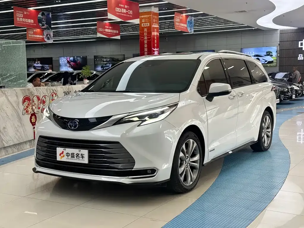 Toyota Sienna — фото 1