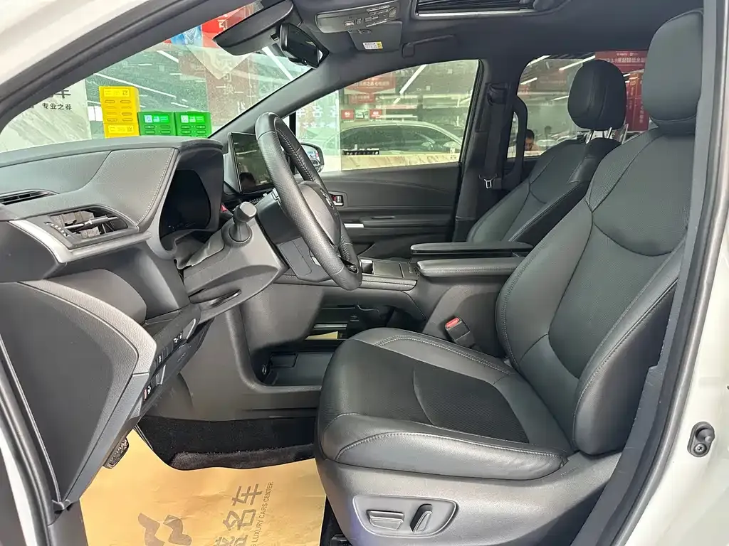 Toyota Sienna — фото 2