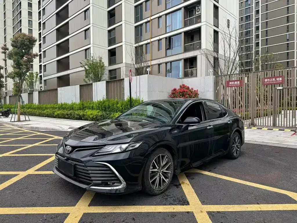 Toyota Camry — фото 1