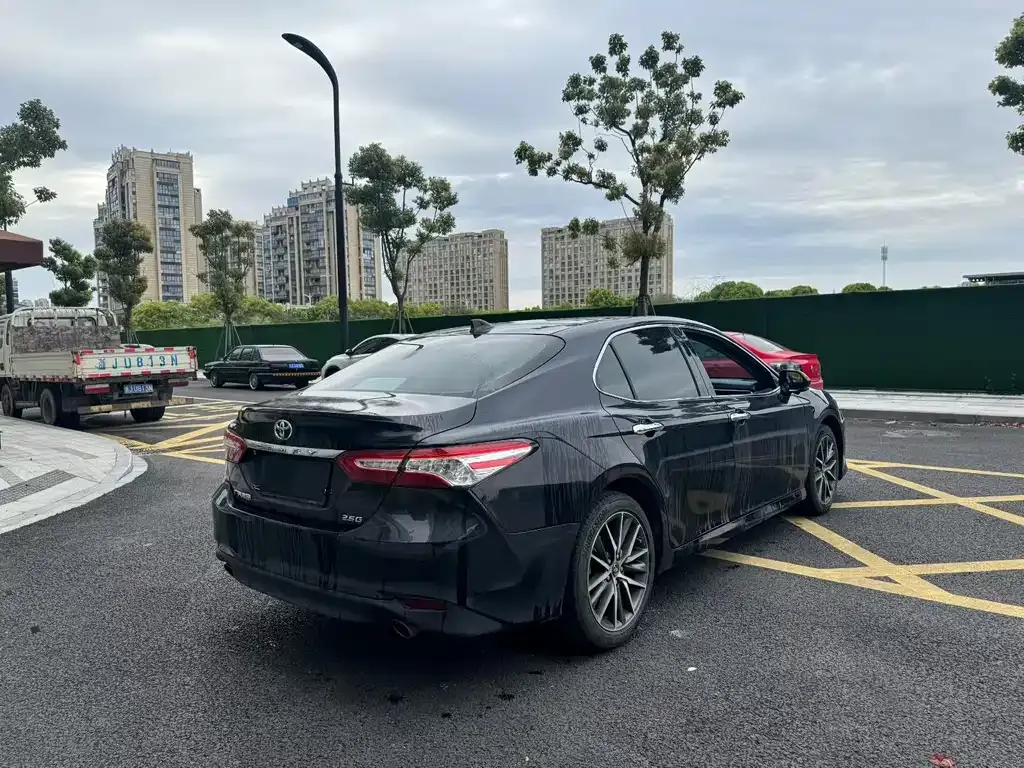 Toyota Camry — фото 5