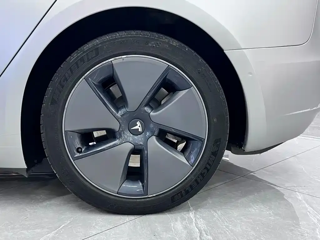 Tesla Model 3 — фото 10