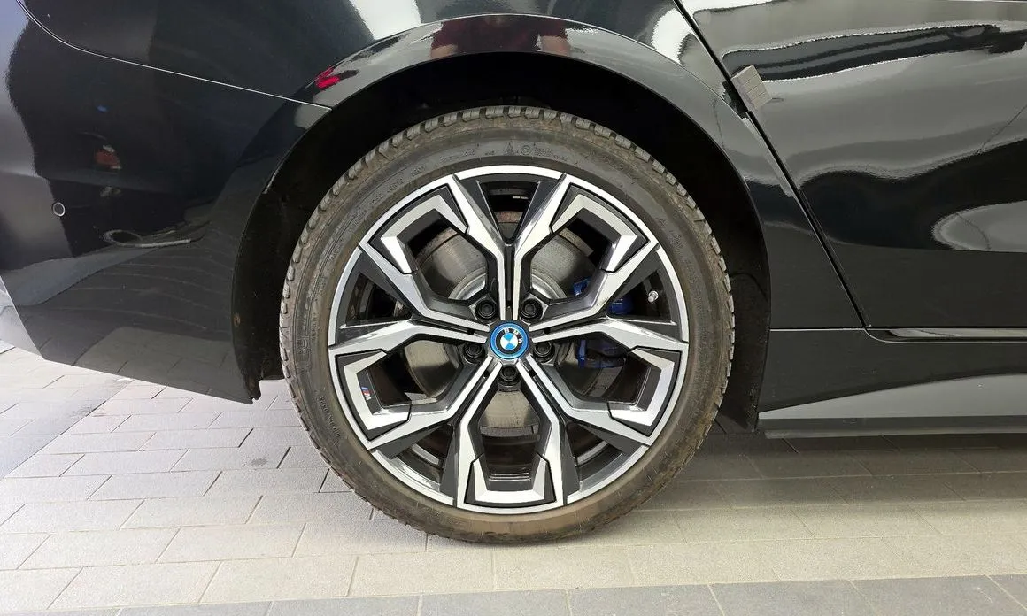 BMW i4 — фото 10