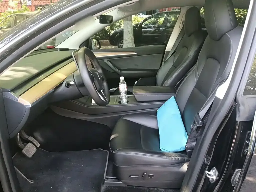 Tesla Model Y — фото 10
