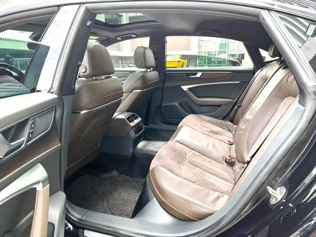 Audi A7L 2022 из CN, фото 4