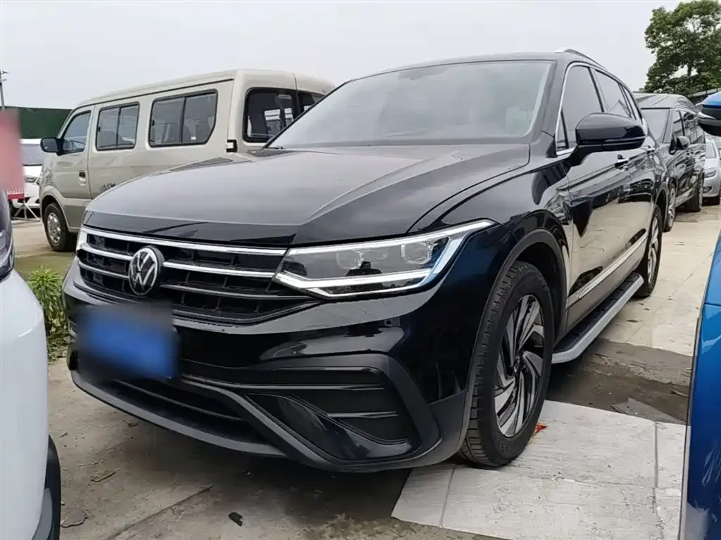 Volkswagen Tiguan L — фото 1