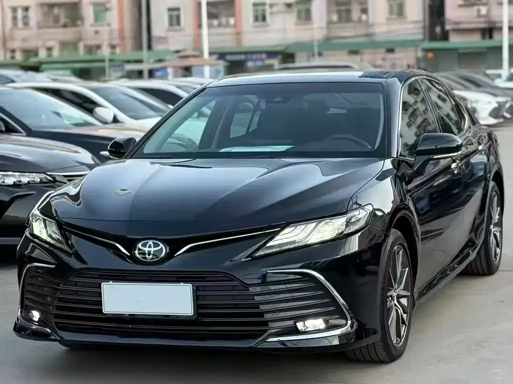 Toyota Camry — фото 1