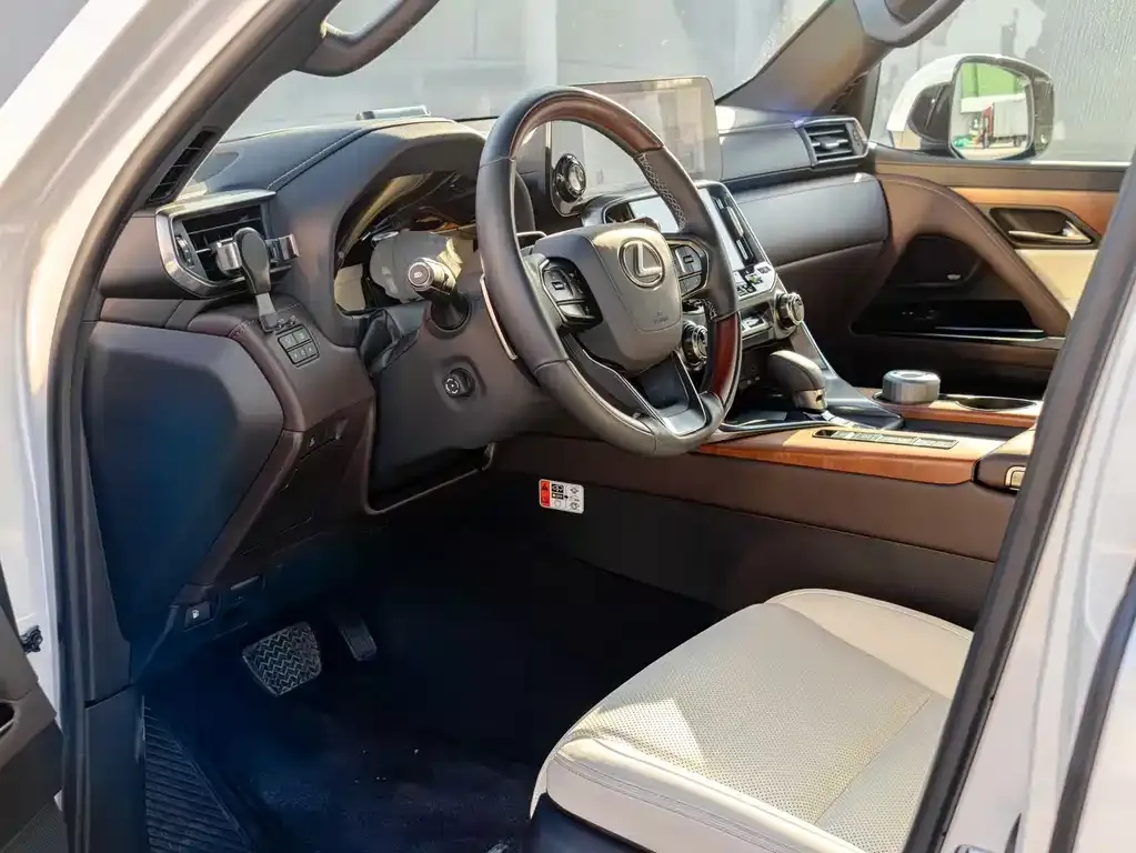 Lexus LX — фото 10