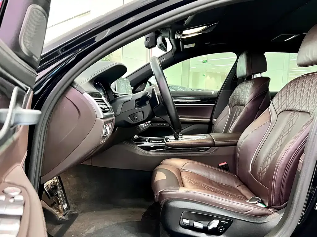 BMW 7 Series — фото 10