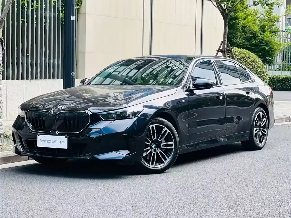 BMW 5 Series — фото 1