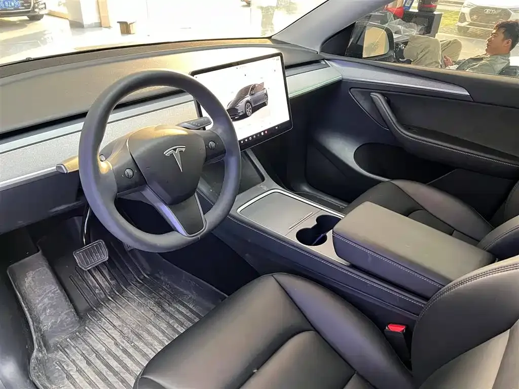 Tesla Model Y — фото 3