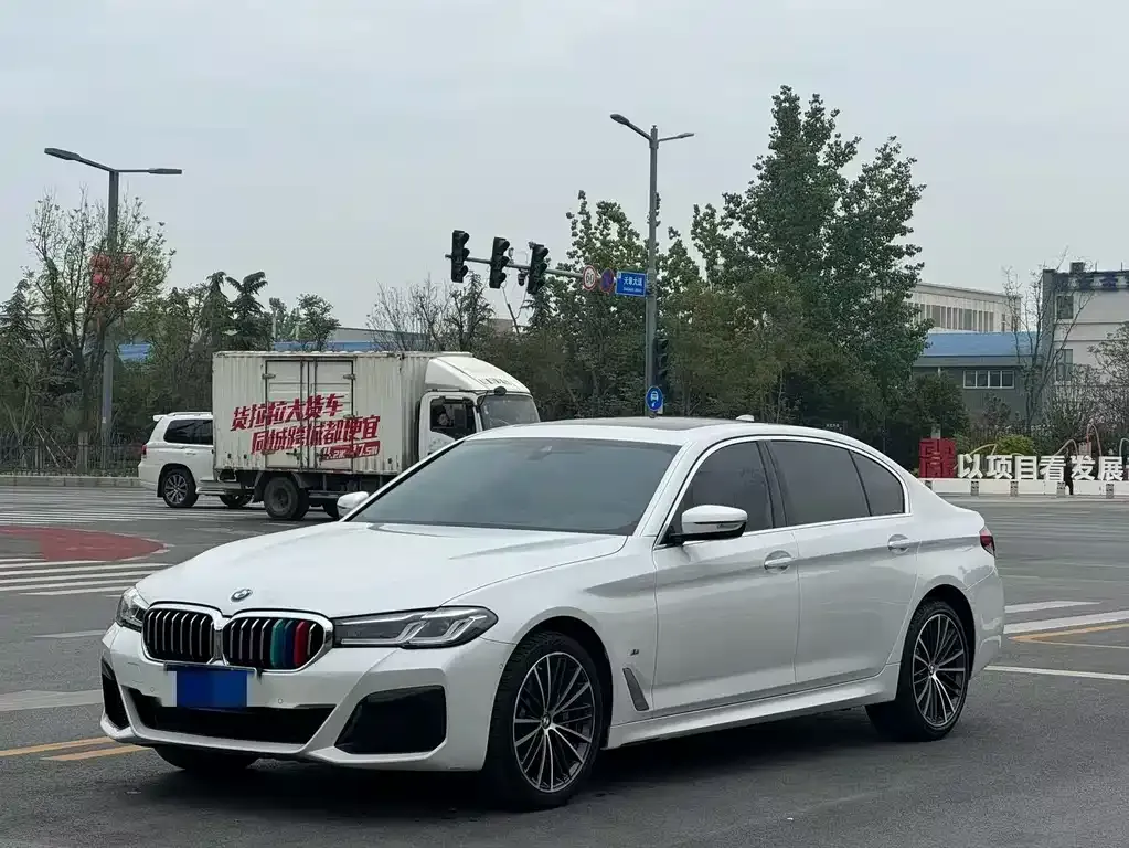 BMW 5 Series — фото 1