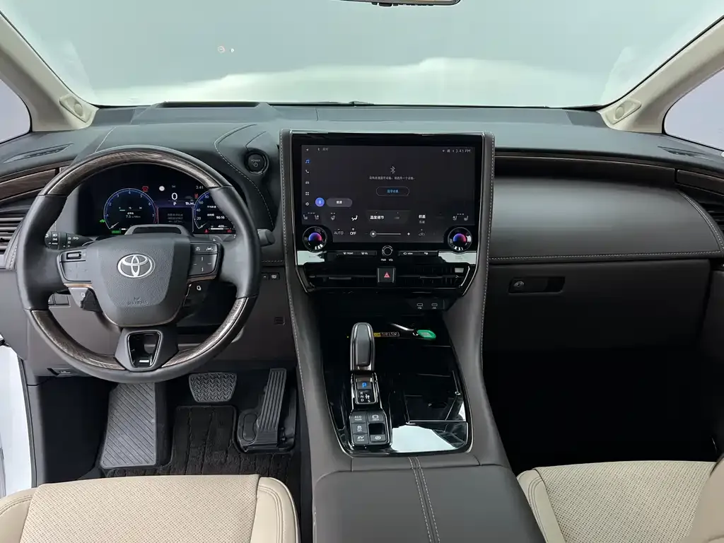 Toyota Alphard — фото 10