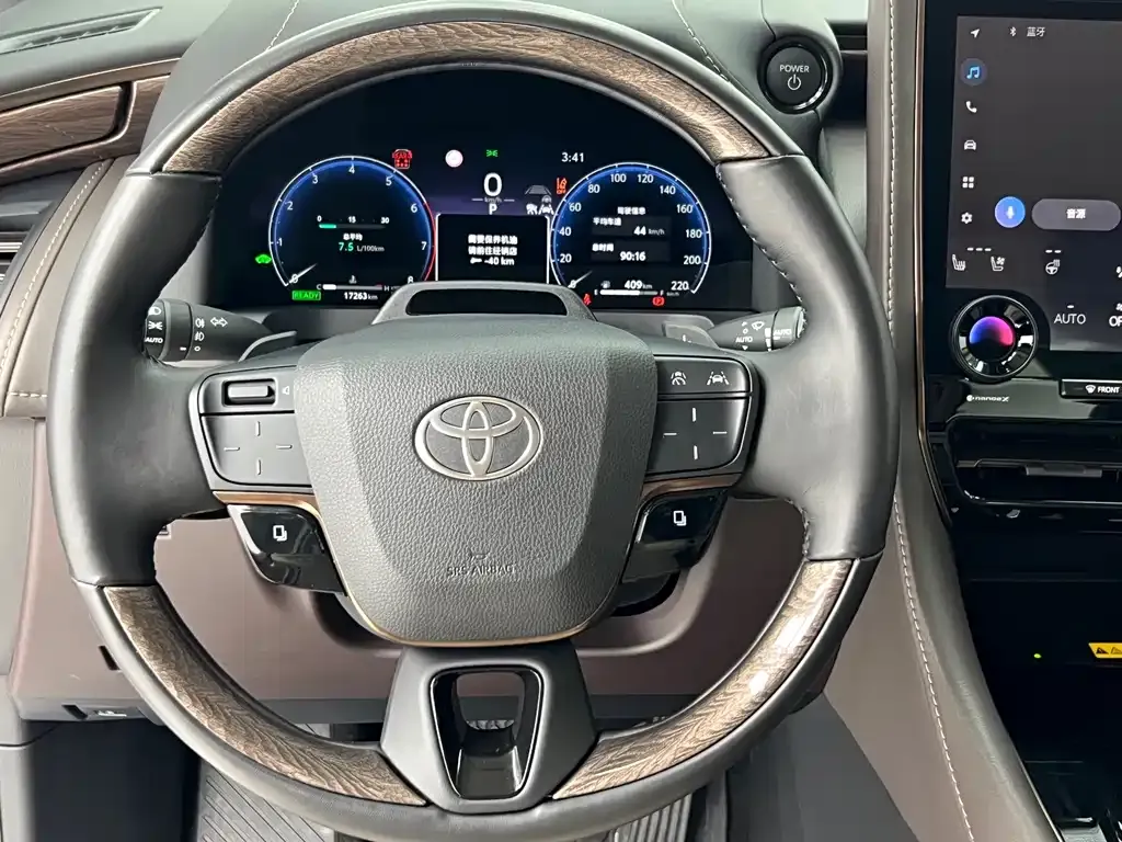 Toyota Alphard — фото 7