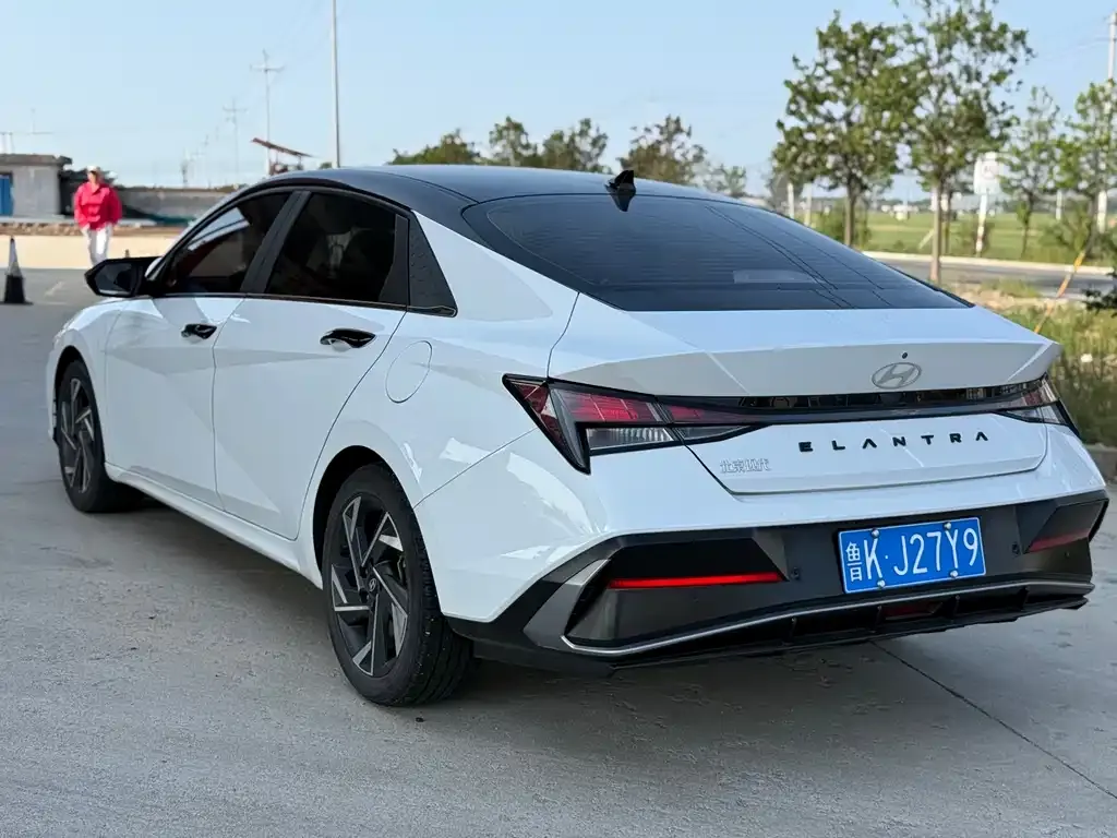 Hyundai Elantra — фото 4