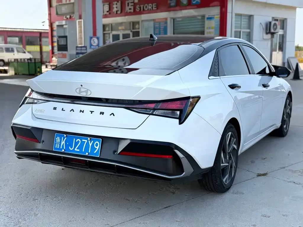 Hyundai Elantra — фото 3