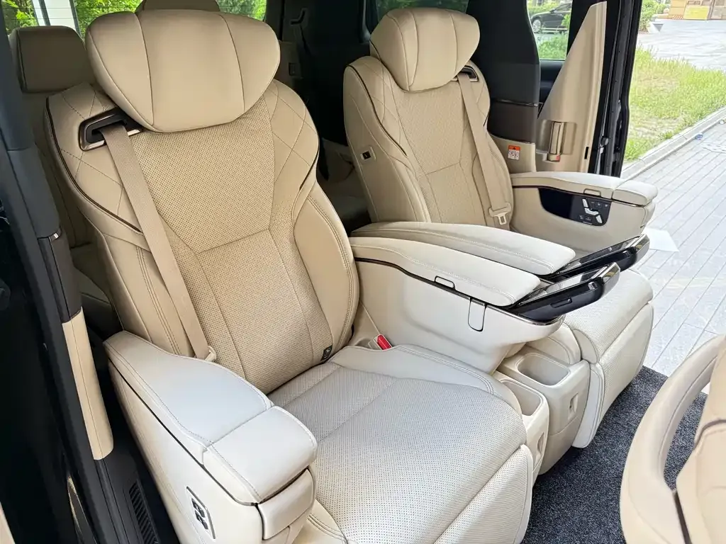 Toyota Alphard — фото 2