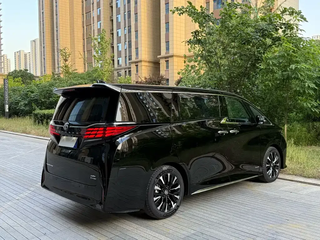 Toyota Alphard — фото 8