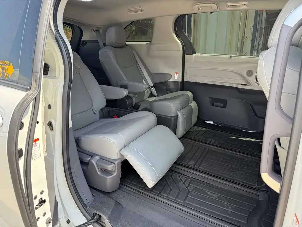 Toyota Granvia 2023 из CN, фото 2
