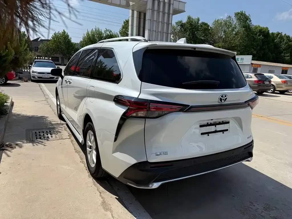 Toyota Granvia 2023 из CN, фото 8
