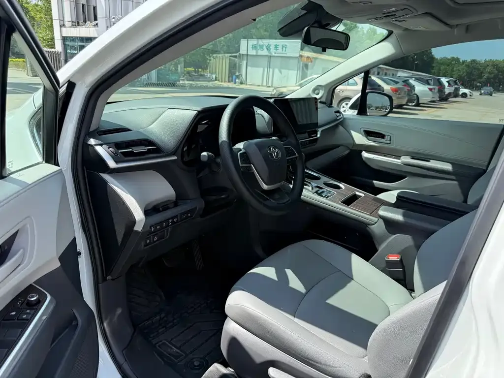 Toyota Granvia 2023 из CN, фото 4