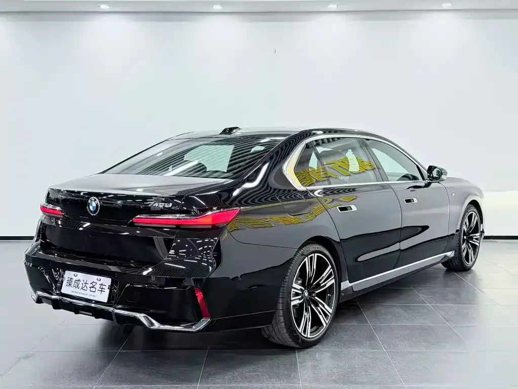 BMW 7 Series — фото 10