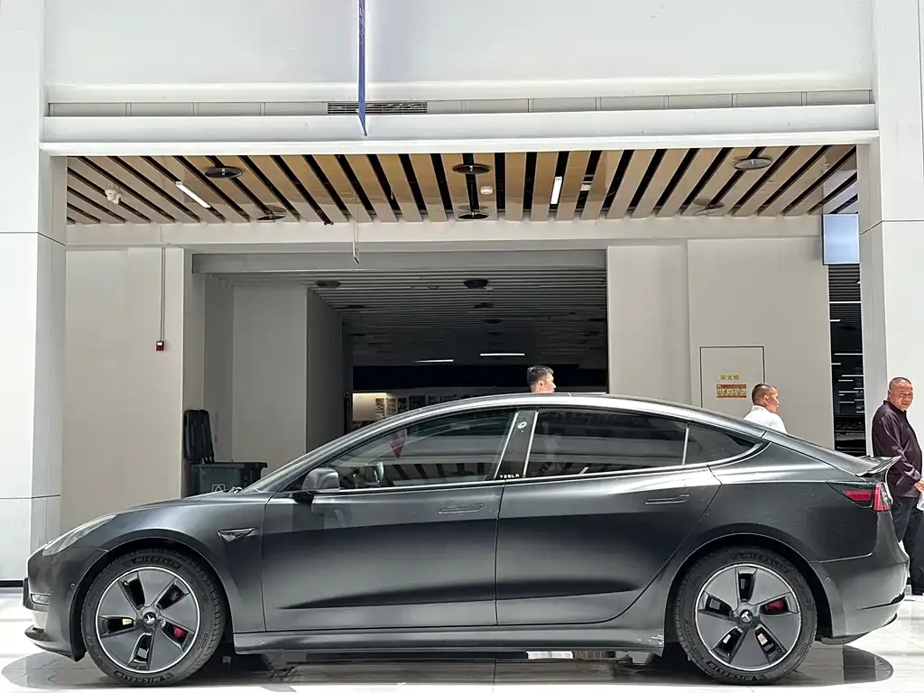 Tesla Model 3 — фото 8
