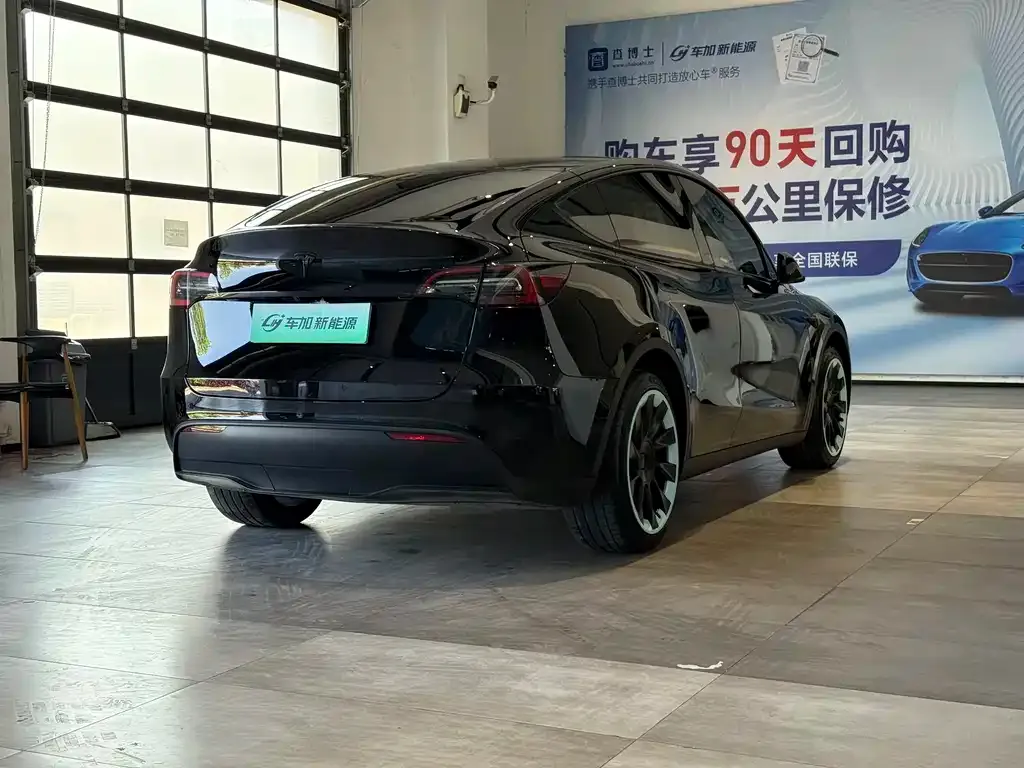 Tesla Model Y — фото 8